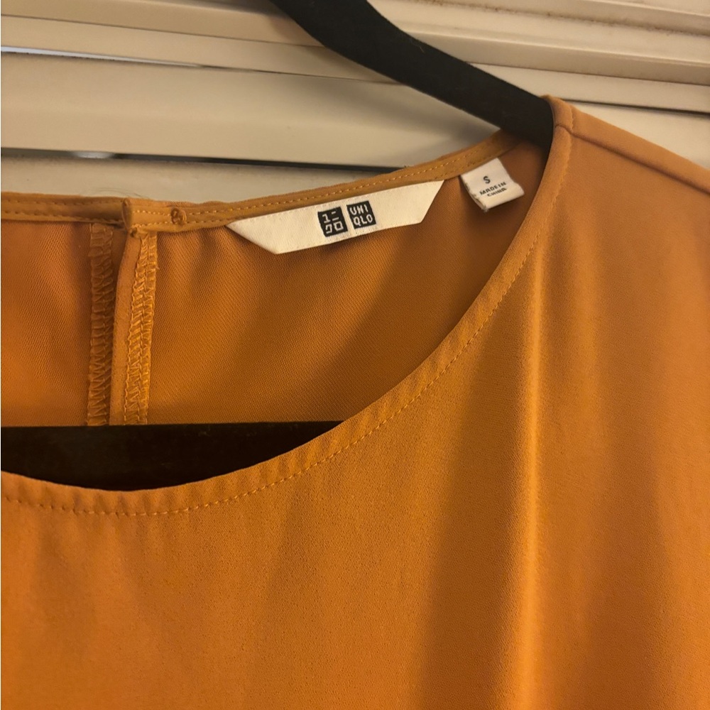 Uniqlo wide strap tank
